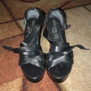 Black strapped wedges